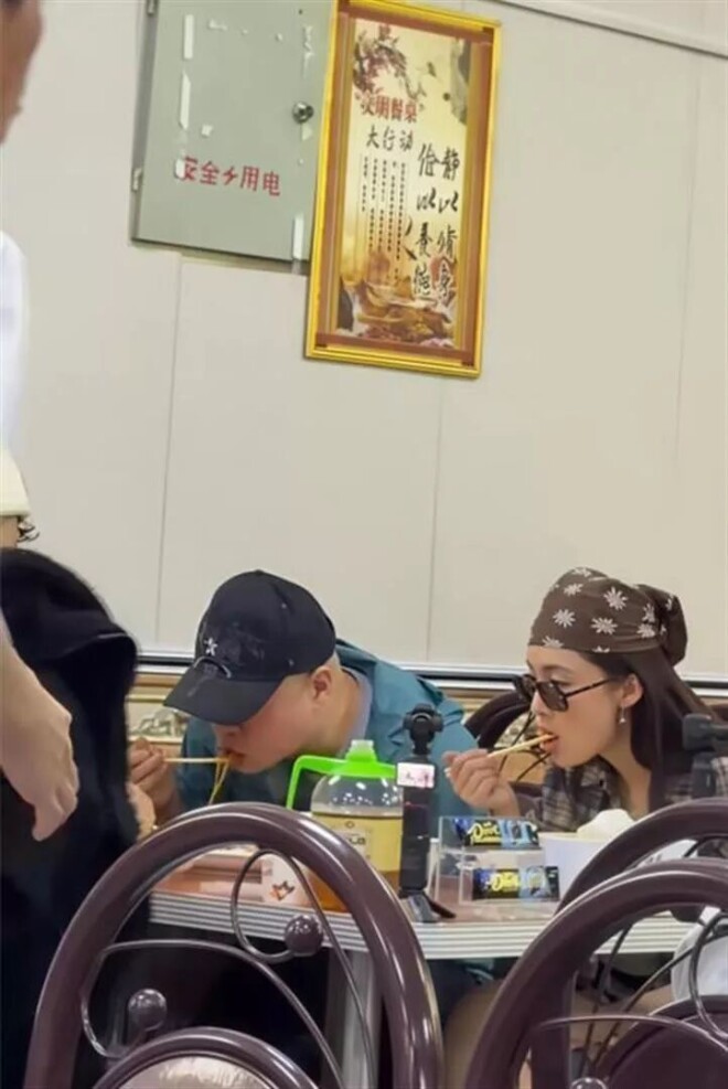 喀什偶遇岳云鹏 三人挤一张桌子吃面十分接地气（配图3）