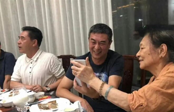 张嘉益好友聚餐 70岁陈宝国胸肌仍在状态佳（配图1）