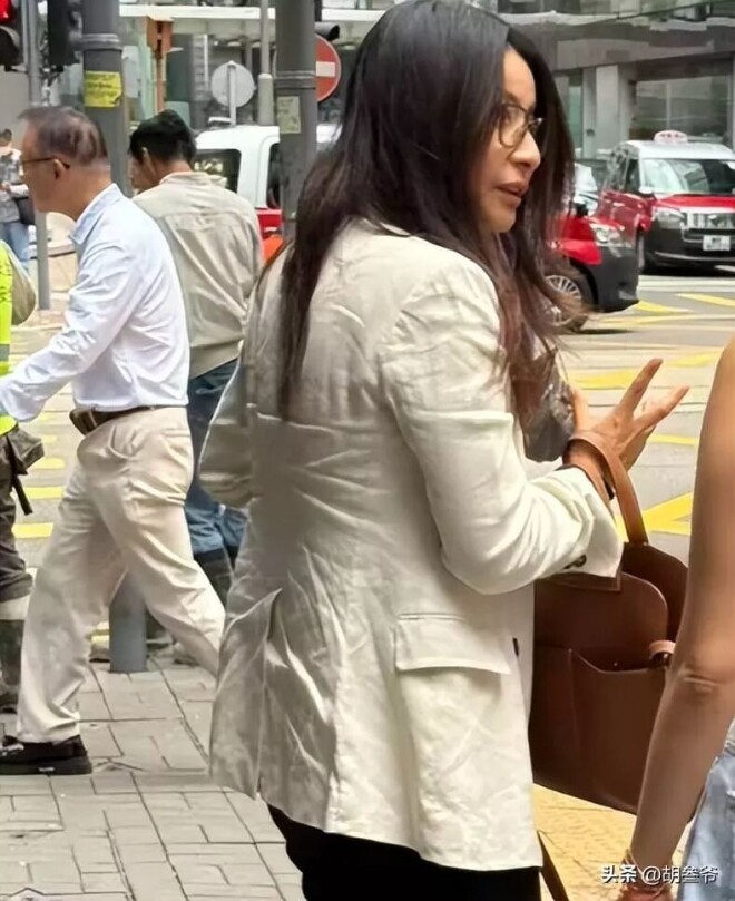 郭晶晶中环逛街被偶遇 衣服皱巴、头发干枯毛躁（配图2）