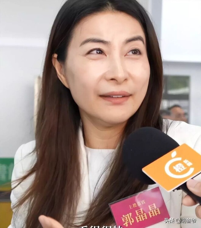 郭晶晶中环逛街被偶遇 衣服皱巴、头发干枯毛躁（配图15）