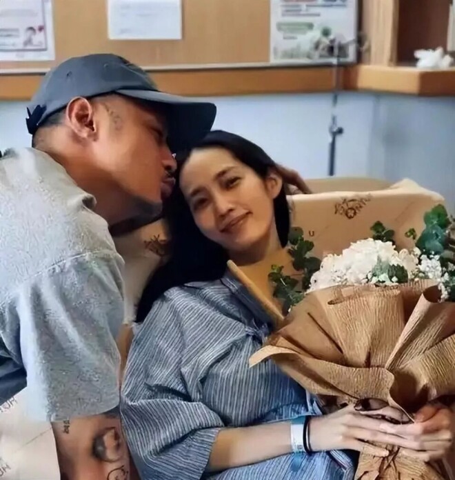 原来他俩已离婚 但没离家仍一起住豪宅开豪车（配图2）