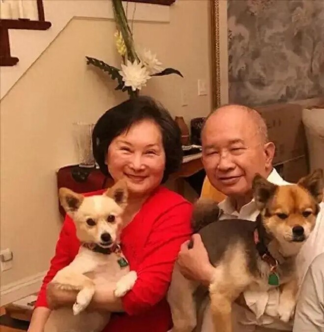 80岁吴宇森庆生照曝光 与混血外孙女亲密依偎（配图1）