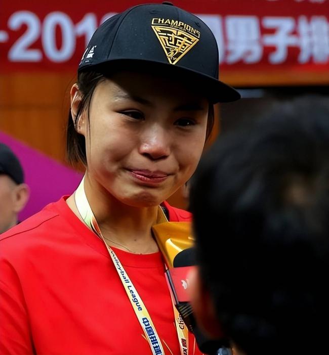 中国女排队长嫁高富帅生俩儿子，如今身居高位