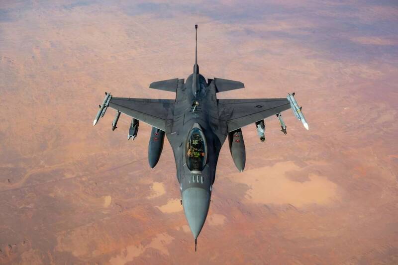 美军F-16战机飞越中东上空，机翼下可见空对空飞弹、疑似火箭发射器及其他武器装备，呈现兼具空中防卫与精准打击能力的混合挂载配置。 （图取自美军DIVDS网站）