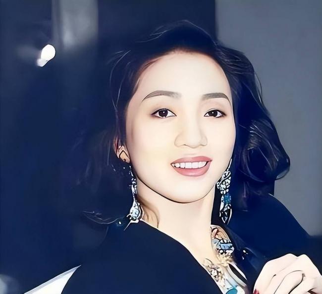 张艺谋最大遗憾不是巩俐，而是她：一行字看哭众人
