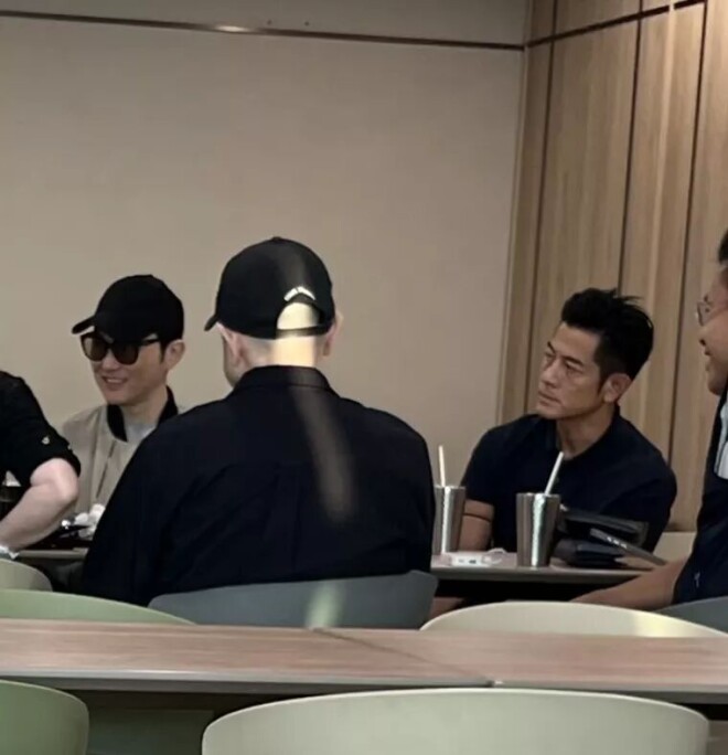 郭富城现身香港大学食堂吃饭 张智霖夫妇也在（配图5）