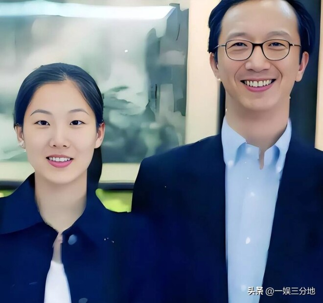 伏明霞74岁丈夫露面 佝偻头秃动作痴（配图12）