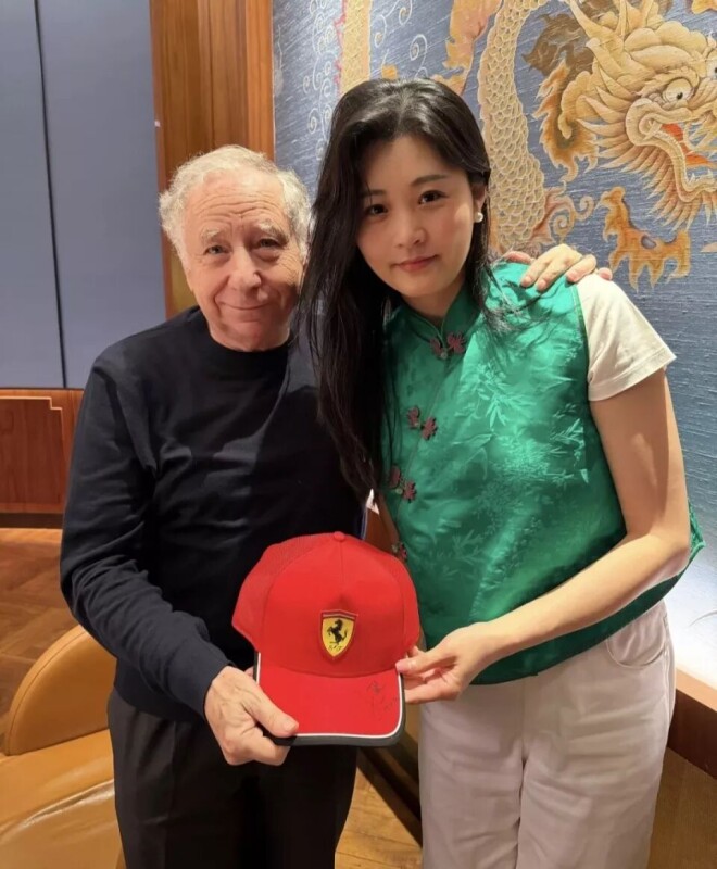 64岁杨紫琼上海聚餐惊艳全场 穿露肩装身姿窈窕（配图7）