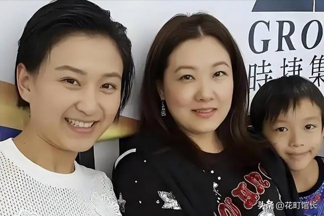 伏明霞全家罕见同框 完全富婆样 女儿似明星