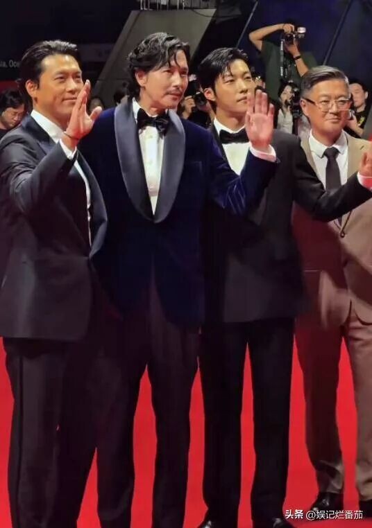 近距离看周迅：脸肿的认不出 头发黑却稀疏（配图12）