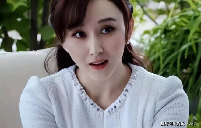 胡静杭州偶遇 白衬衫牛仔裤、素颜白皙太冻龄（配图9）