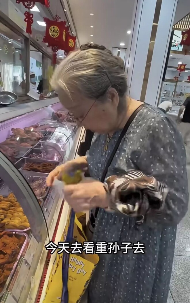 90岁“容嬷嬷”现身菜市场 穿波点长裙素雅大方（配图10）