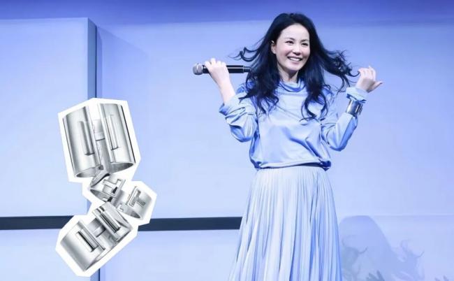 音乐节上王菲又唱又跳 还带火这些品牌