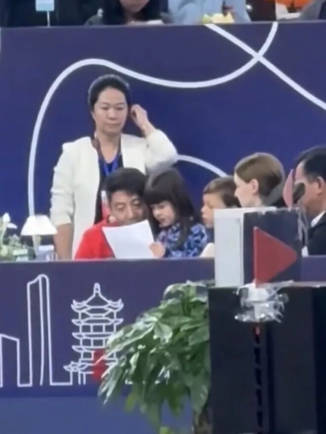 撒贝宁假期携妻儿回武汉 7岁龙凤胎好黏爸爸（配图2）