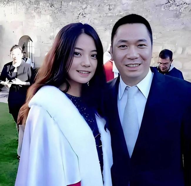 被封5年后赵薇再曝近况，瘦到脱相不敢认
