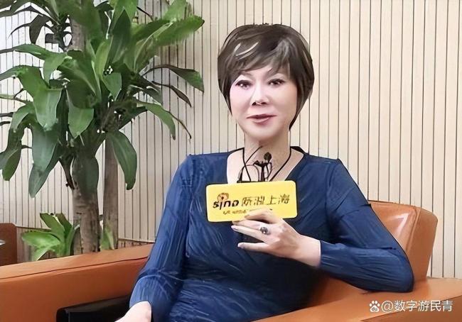 自己是世界冠军，丈夫也是国手，退役后跑去洗碗
