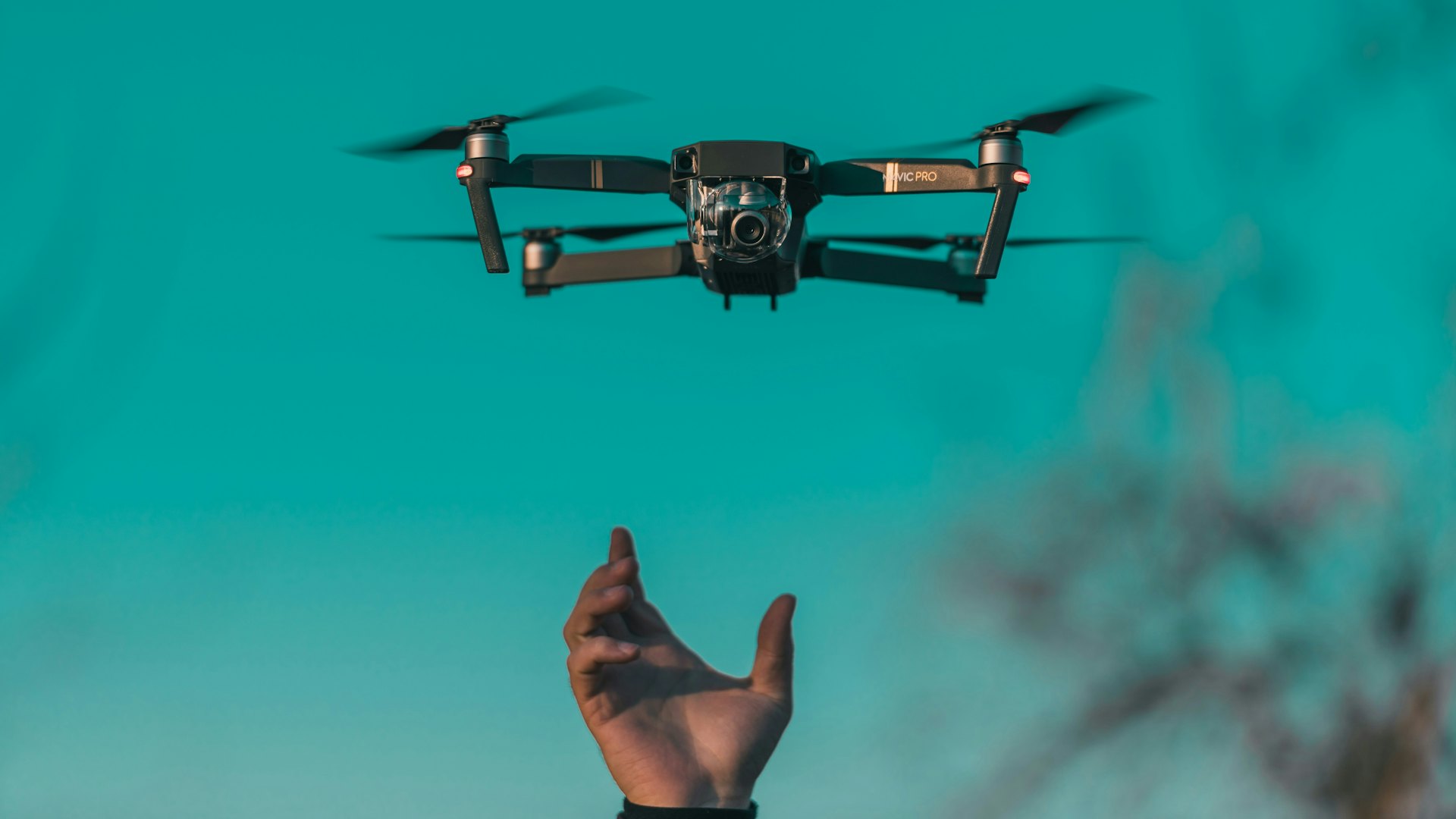 僅2025年卡納維拉爾港附近就記錄了超過500次未經授權的無人機飛行。（Unsplash＠ Diana Măceşanu）