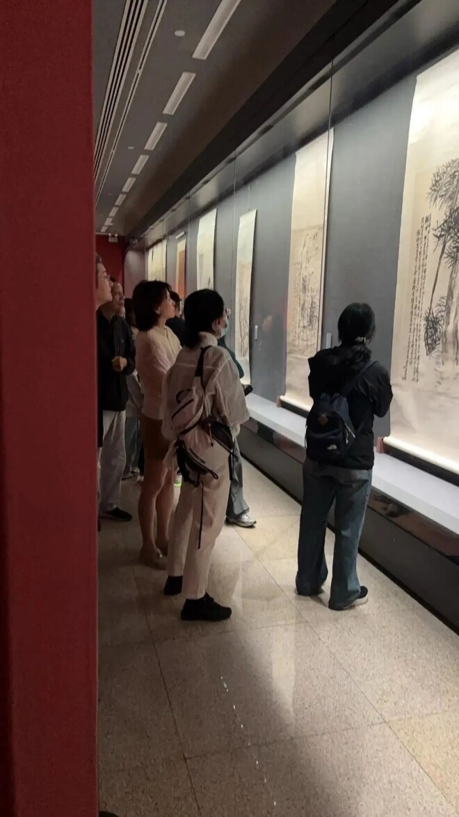 董卿现身北京带爸爸看展 背3W包包穿4W衣服（配图7）