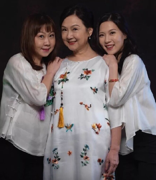 71岁王晶为妻庆生全家福曝光 女儿长相似妈妈（配图5）