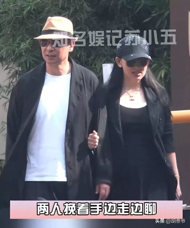 曝54岁赵文卓拼4胎 44岁老婆小腹隆起藏不住（配图7）