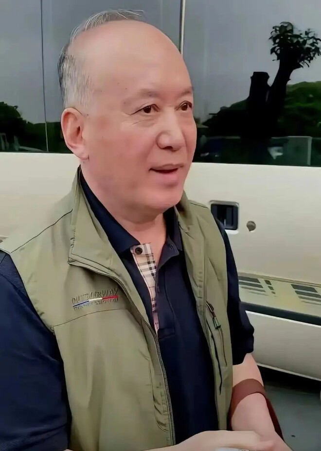 郭达退出春晚16年 现身菜市场老态龙钟头发全白（配图1）