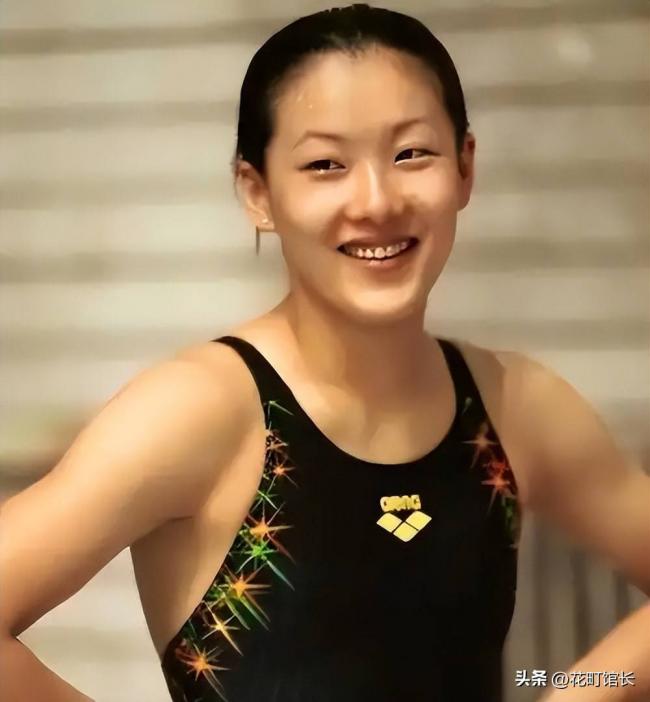 伏明霞全家罕见同框 完全富婆样 女儿似明星