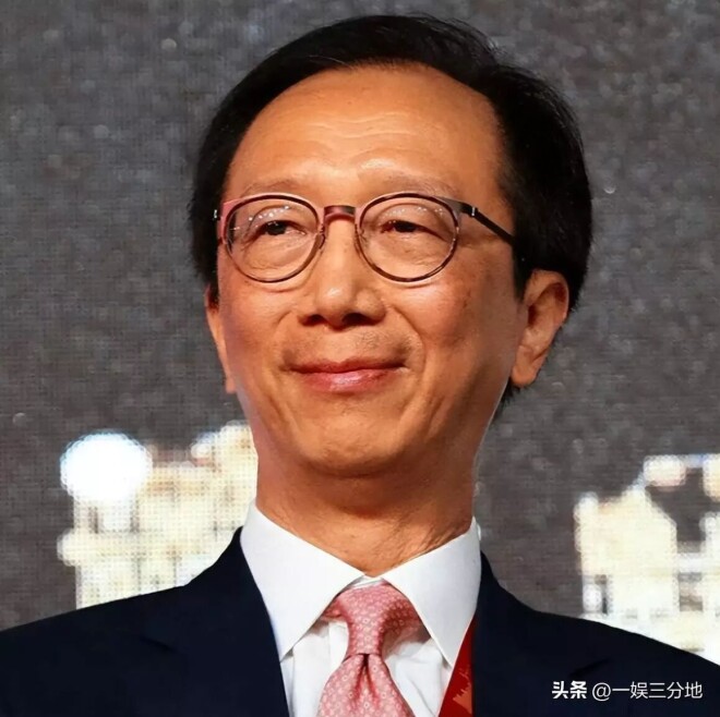 伏明霞74岁丈夫露面 佝偻头秃动作痴（配图25）
