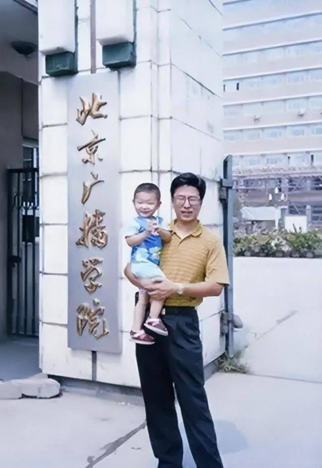 白岩松藏了28年的儿子，竟成央视最不敢惹的人
