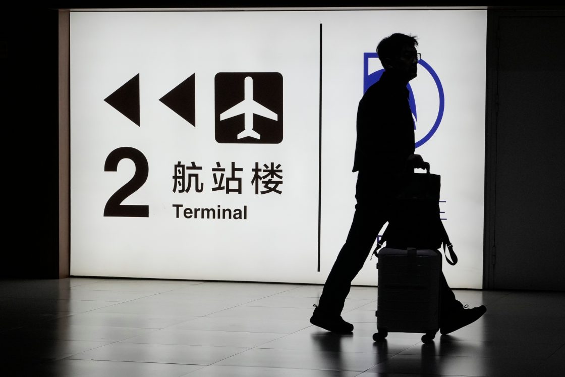 中国新版出境管控措施发布，涉国家安全和技术出口者或被限制离境（配图1）