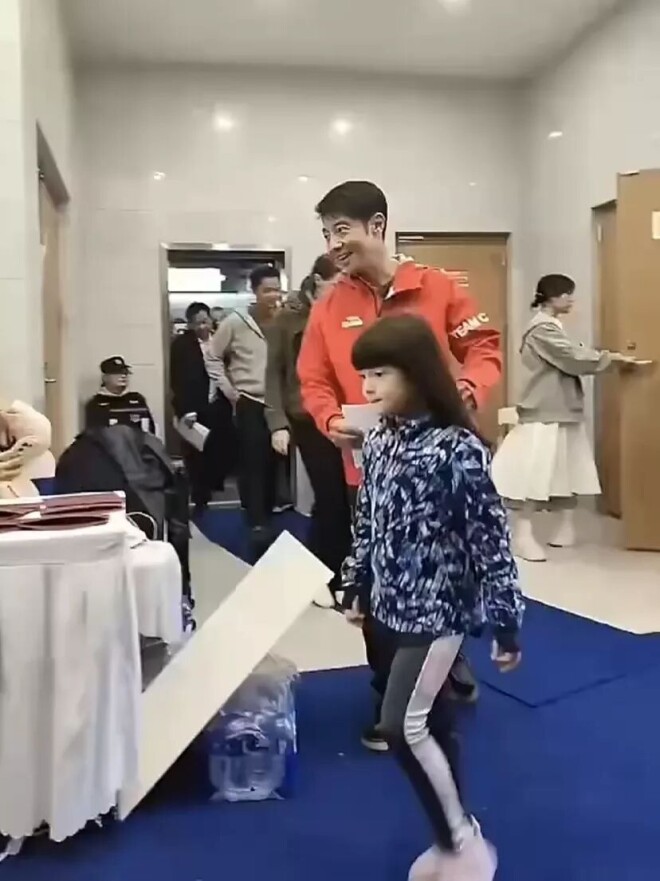 撒贝宁假期携妻儿回武汉 7岁龙凤胎好黏爸爸（配图5）