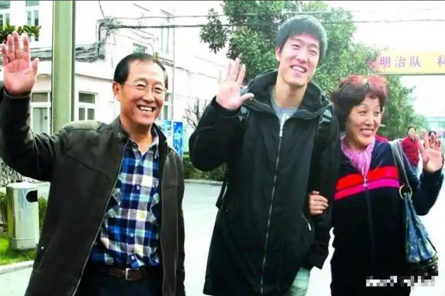 原来刘翔父亲是他，和姚明入围“上海新好男人”