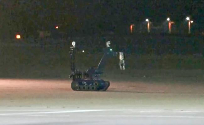 惊魂！机场惊现携炸弹无人机 与飞机空中擦撞…