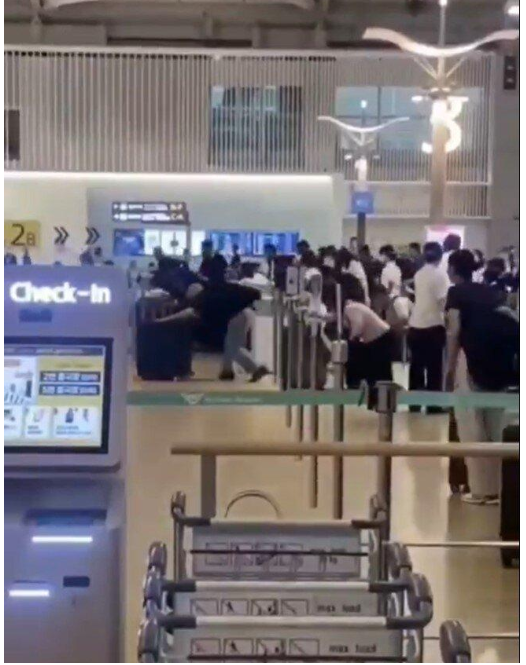 中国游客集体插队 机场暴冲“像失速的丧尸”