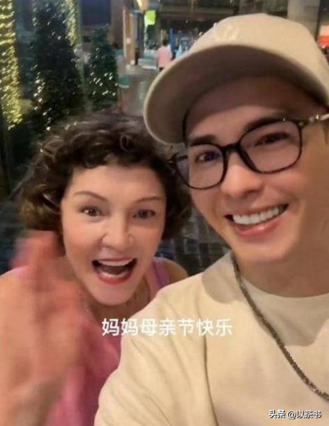 原来她是张柏芝妈妈 今68岁打扮时尚似少女