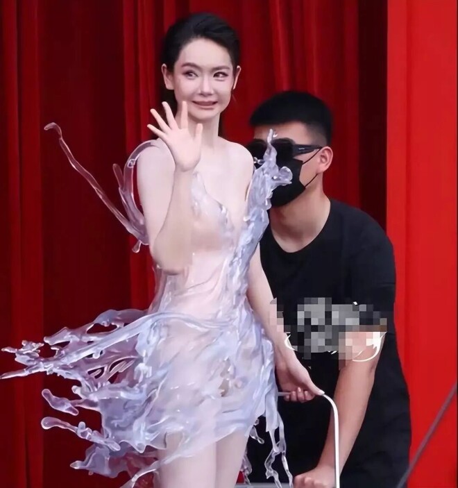 全透明、没一块布料 戚薇宋妍霏被指擦边（配图6）