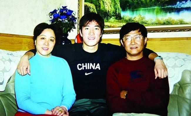 原来刘翔父亲是他，和姚明入围“上海新好男人”