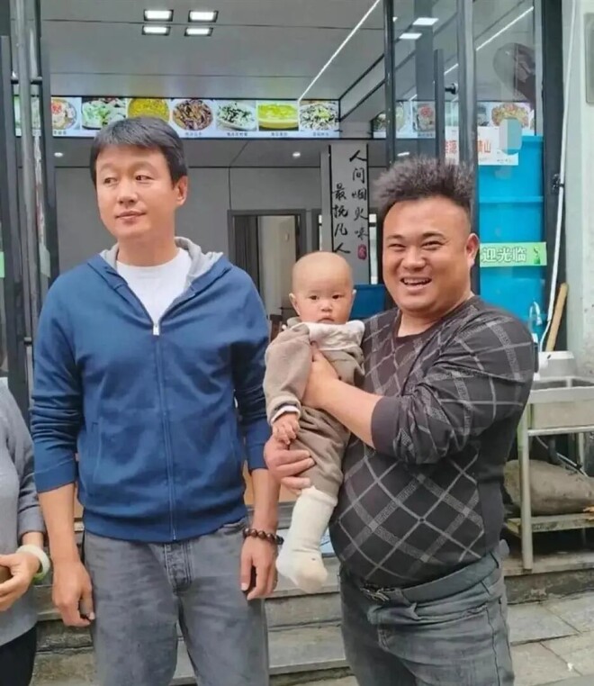 47岁佟大为被偶遇：个子挺矮 身材微胖好普通啊（配图1）