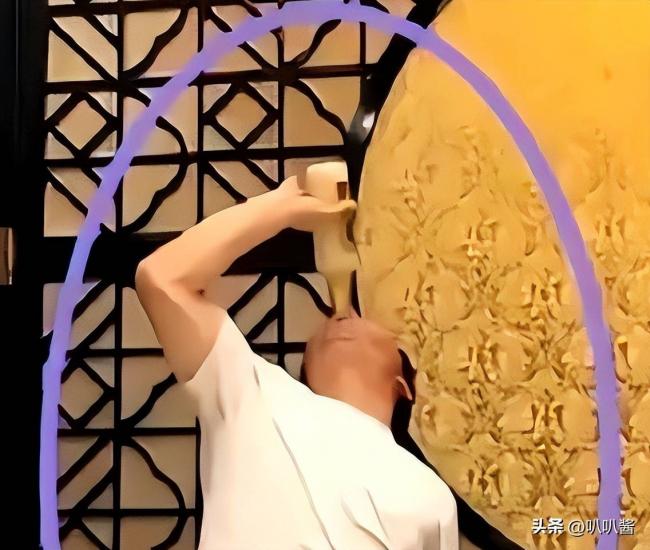 手机在桌缝里录了40分钟 他一顿饭就被卖了