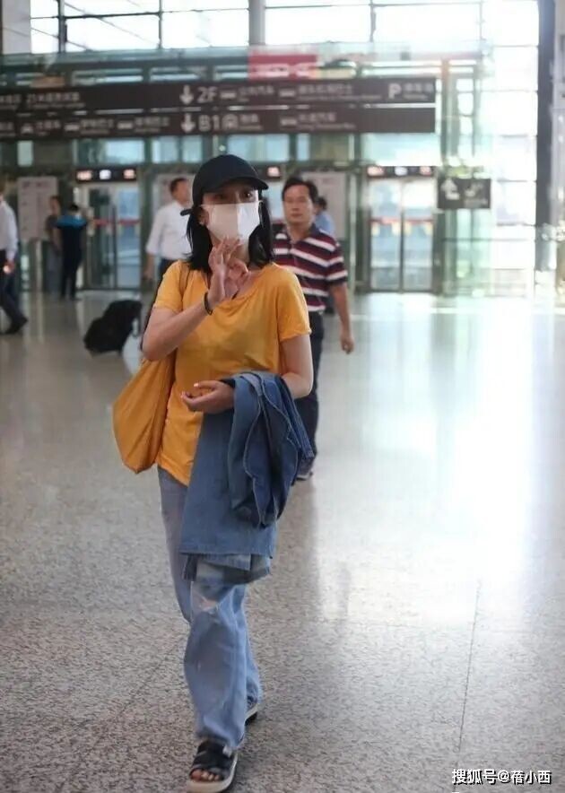 周迅真厉害 “裹2块布”就走机场上半身（配图9）