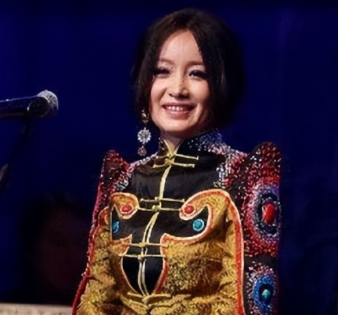连上5次春晚，私下和恩师同居多年，怀孕后被骗流产，现57岁单身