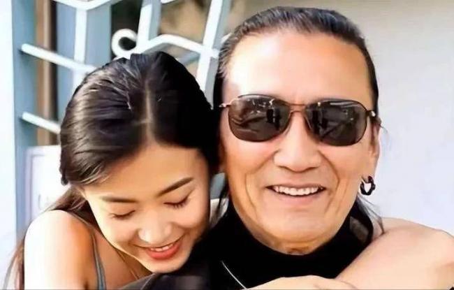 谢贤死因曝光，港媒曝火葬内幕，难怪她哭红眼