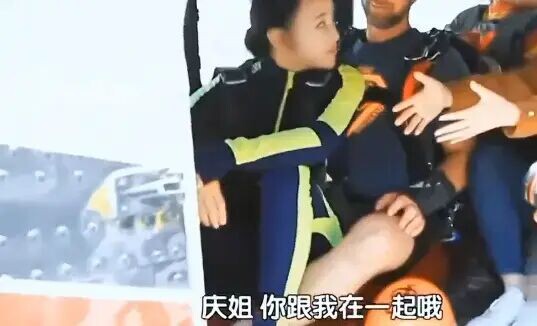 刘晓庆挑战高空跳伞 圆梦蓝天全程保持笑容（配图3）