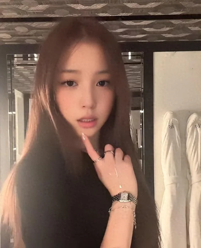 赵薇16岁女儿近照：留长发气质大变 海外求学