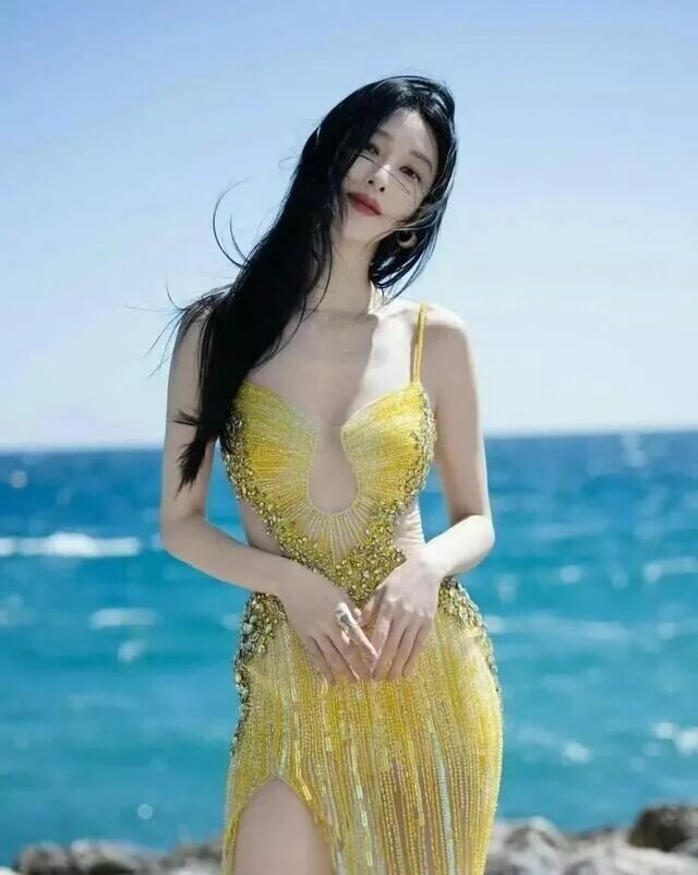 她比杨幂丰满皮肤比刘亦菲白 可惜就是红不了（配图4）