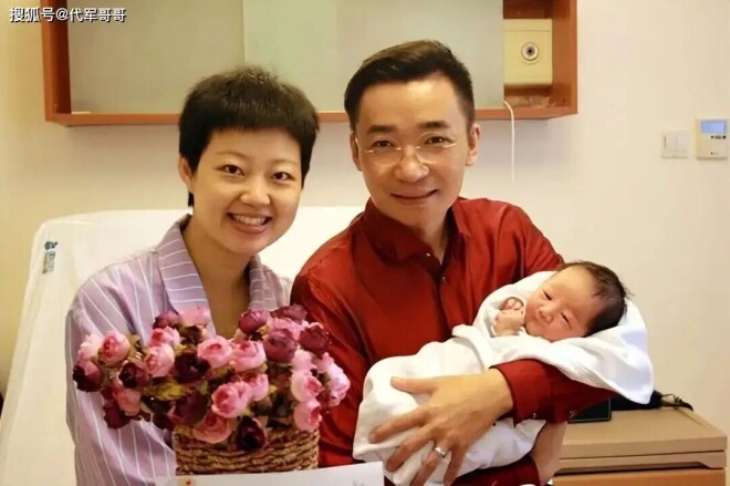 47岁央视主持人高博近况 娶美女廉伟生下一子（配图3）