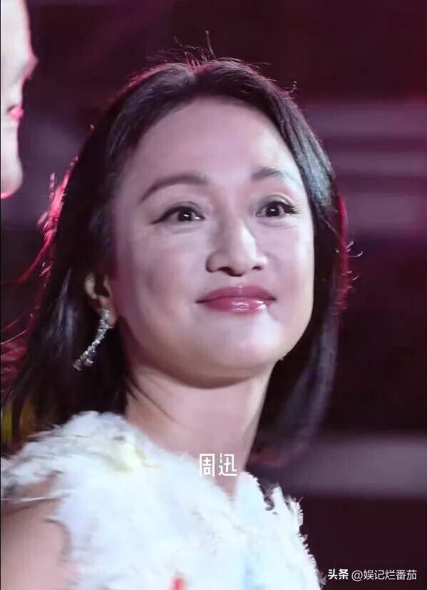 近距离看周迅：脸肿的认不出 头发黑却稀疏（配图29）
