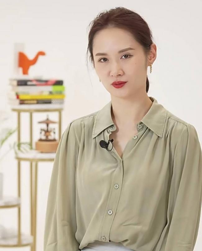 《奥德赛》剧组访华 上海女主持弯腰、屈膝....