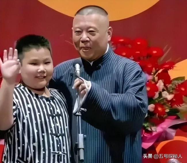 郭德纲二儿子长相太着急 和老妈共用一张脸