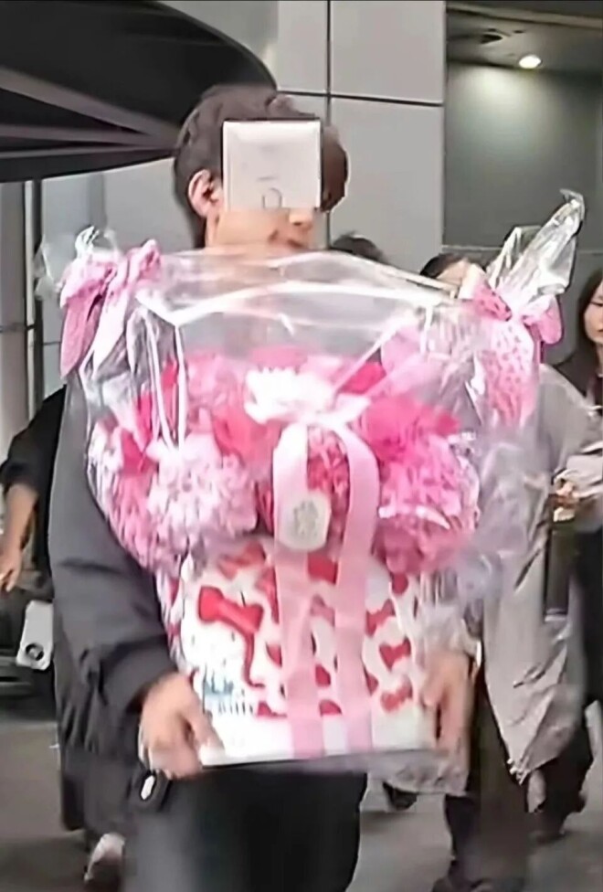 赵丽颖身体不适后首露面 低调现身谢娜话剧现场（配图7）