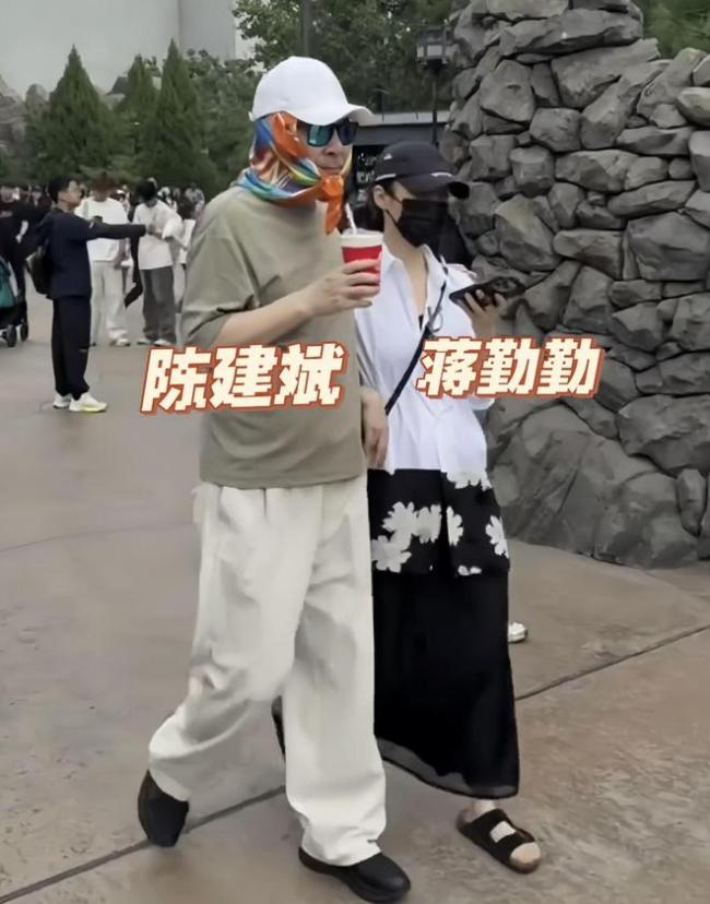 陈建斌一家现身罗马 他穿黑衣挺大肚很苍老